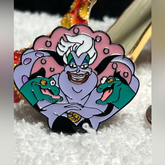 🧙‍♀️💀🪦Disney Evil Villian/Ursula lapel pin -enamel NWOT - Picture 5 of 5